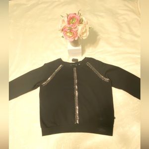 Black sweater never use it in excellent condition. Is a medium size.
